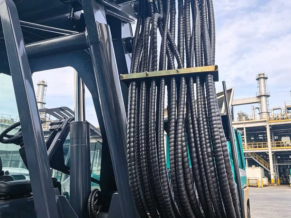 Proteção em espiral para mangueiras aplicada nas linhas hidráulicas de maquinaria pesada